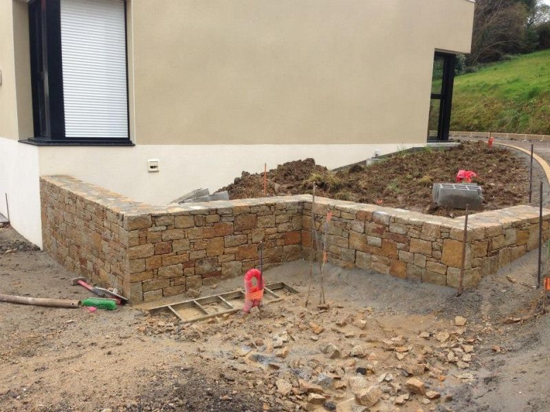 r&eacute;alisation d'un mur en pierres s&egrave;ches par isidoro ma&ccedil;onnerie